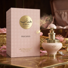 Una lujosa presentación del Eau de Parfum Juman Precious, con el frasco de 100 ml en tonos suaves junto a su caja de regalo decorada y estampada sobre una elegante superficie de mármol.