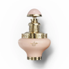 Primer plano del frasco de perfume para mujer Juman Precious de 100 ml con detalles dorados. Una imagen de estudio del frasco de cristal de 100 ml de Juman Precious, en la que destaca su delicado cuerpo de tonos suaves y los intrincados detalles metálicos dorados alrededor del cuello y la base.