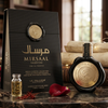 Un lujoso expositor de Mirsaal Valentine Eau de Parfum, con el frasco negro de 100 ml sellado con cera junto a su caja de regalo negra a juego, decorado con un pétalo de rosa y detalles dorados en una mesa clásica.