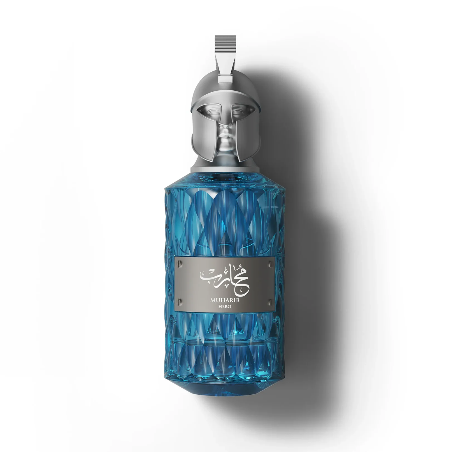 Frasco de perfume masculino Le Falconé Muharib Hero de 85 ml con tapón de casco espartano plateado. Una toma de estudio detallada del frasco de cristal azul Le Falconé Muharib Hero de 85 ml, en la que destaca su exclusivo y escultural tapón de casco espartano plateado y el diseño texturizado y cristalino del frasco.