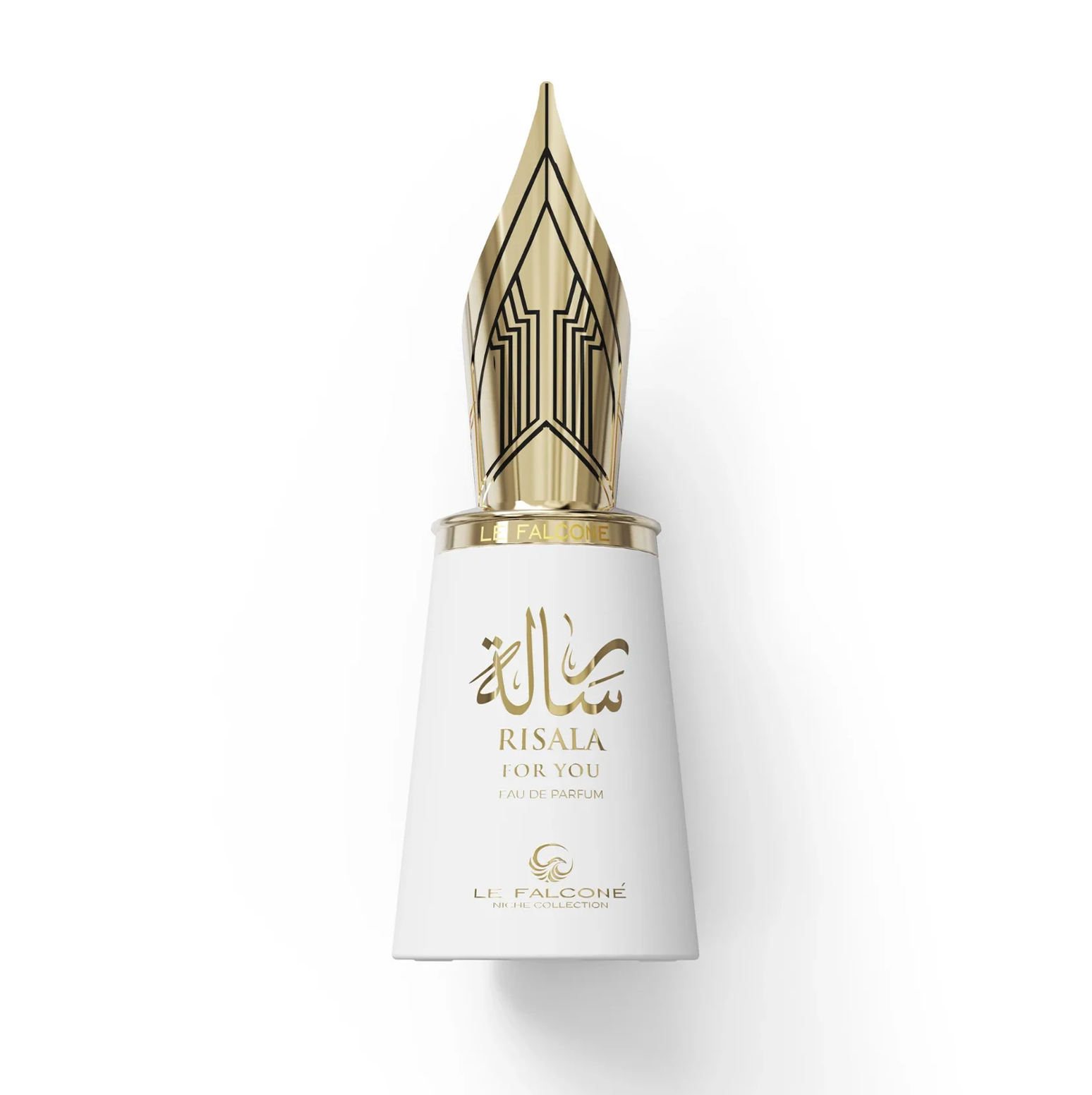 Primer plano del frasco de 100 ml de Le Falconé Risala For You con tapón dorado de pluma estilográfica. Una imagen de estudio del frasco de perfume Risala For You de 100 ml, en la que destaca su elegante cuerpo blanco y el intrincado y escultural tapón dorado con pluma estilográfica que define esta fragancia única.