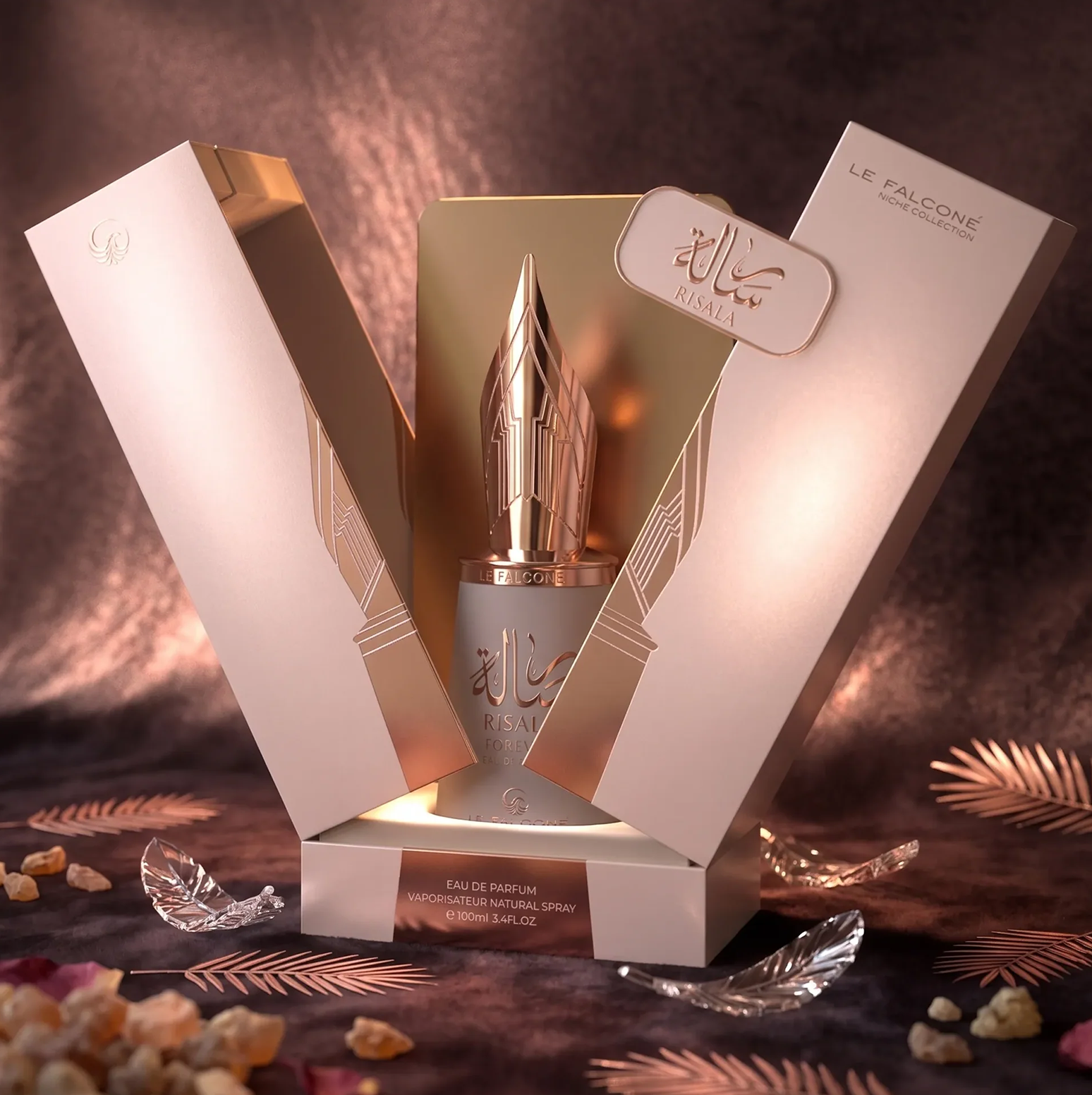 Una lujosa presentación del Eau de Parfum Risala Forever, con el frasco de 100 ml y su característico tapón con forma de pluma estilográfica, dentro de su elegante estuche de regalo con detalles decorativos.