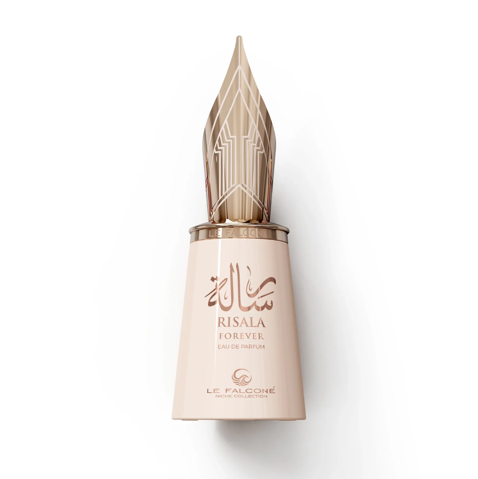 Primer plano del frasco de 100 ml de Le Falconé Risala Forever con tapón dorado de pluma estilográfica. Una imagen de estudio del frasco de perfume Risala Forever de 100 ml, en la que destaca su elegante cuerpo y el intrincado y escultural tapón dorado con pluma estilográfica que define esta fragancia única.